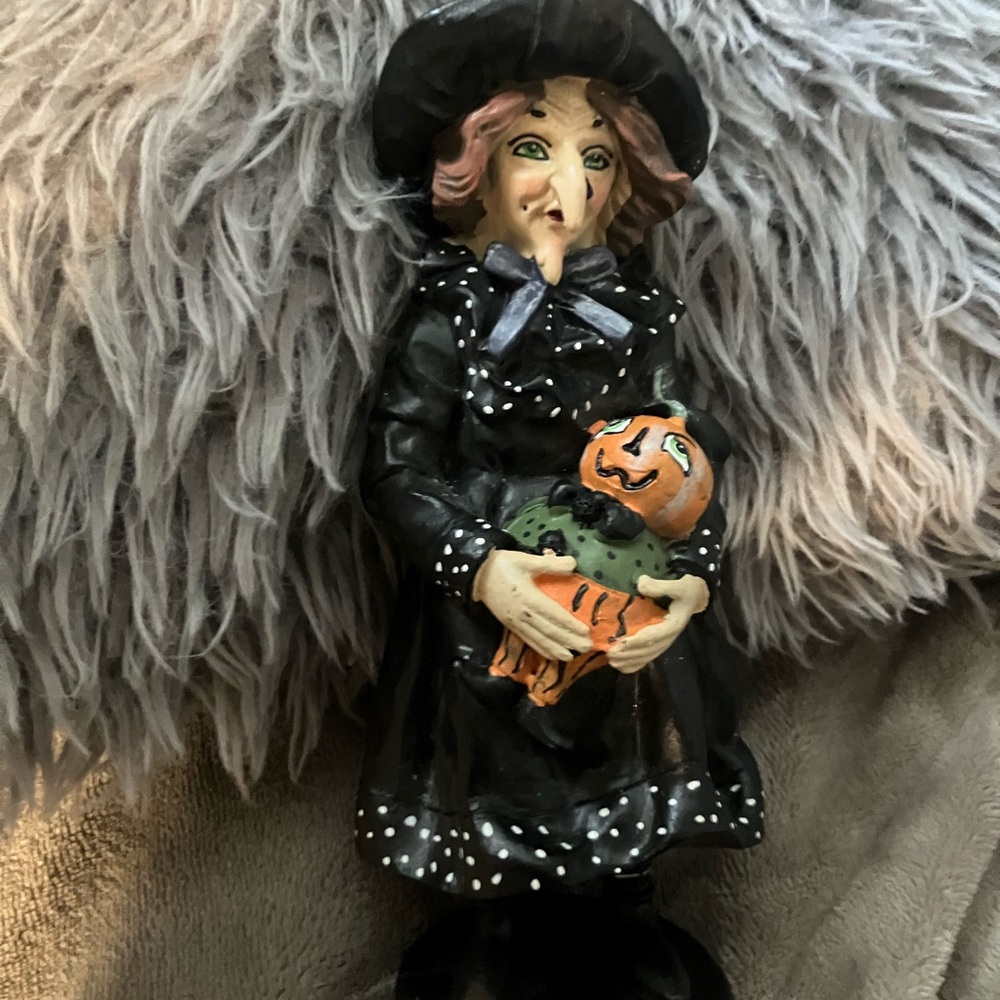 halloween witch figurine 9 Inches Holding Creepy Pumpkin Resin - Picture 4 of 5